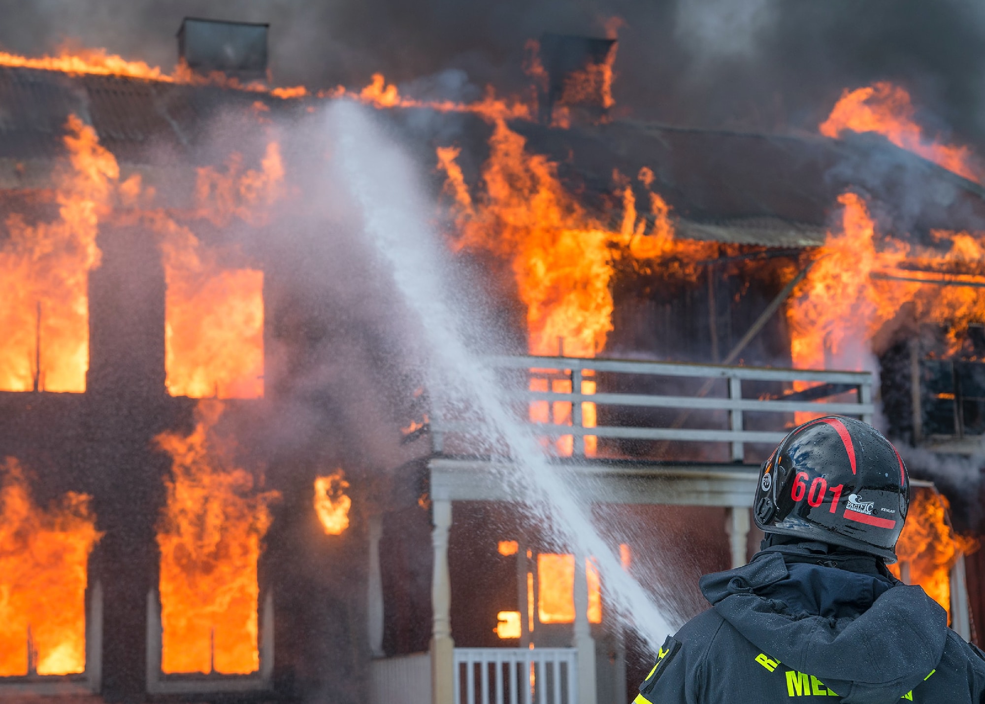 Working on fire. Фото пожара дома. Пожар в городской квартире. Пожар в Казахстане.